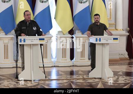 Non esclusiva: KIEV, UCRAINA - 25 LUGLIO 2022 - Presidente dell'Ucraina Volodymyr Zelenskyy (R) e Presidente della Repubblica del Guatemala Alejandro Eduar Foto Stock