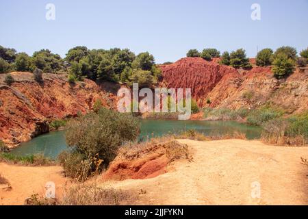 Grotta di bauxite e laghetto di Otranto, Puglia Foto Stock