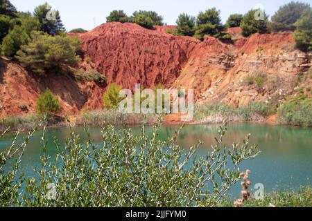 Grotta di bauxite e laghetto di Otranto, Puglia Foto Stock