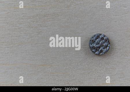 Primo piano della testa di un chiodo da costruzione martellato in un asse di legno. Posizionare il testo o il logo. Foto Stock