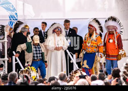 Maskwa Park, Canada. 25th luglio 2022. Papa Francesco dona il discorso che gli è stato presentato. Il cammino di guarigione, riconciliazione e speranza di Papa Francesco. Il suo primo atto non era quello di riunirsi con i fedeli per la Messa, ma piuttosto di raccogliere la sua forza per fare questa prima tappa, che indica l'importanza del perché è venuto in Canada - per incontrare le prime Nazioni, Métis e popoli inuit sui loro territori tradizionali. (Foto di Ron Palmer/SOPA Images/Sipa USA) Credit: Sipa USA/Alamy Live News Foto Stock