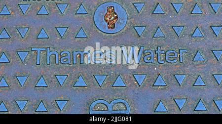 Griglia in ghisa goffrata Thames Water, Londra, Inghilterra, Regno Unito Foto Stock