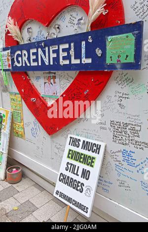 Red Grenfell Tower Memorial cuore nel 5th anniversario di blocco mortale cladding fuoco, che ha causato 72 vite innocenti Foto Stock