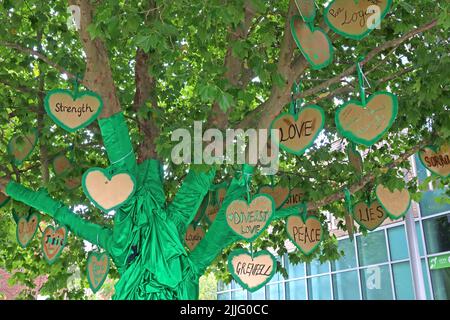 Monumento al fuoco di Grenfell, albero verde di cuori e messaggi, verde per Grenfell, fuori dal centro ricreativo di North Kensington, Londra, Inghilterra Foto Stock