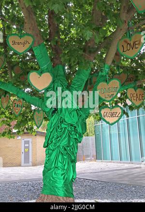 Monumento al fuoco di Grenfell, albero verde di cuori e messaggi, verde per Grenfell, fuori dal centro ricreativo di North Kensington, Londra, Inghilterra Foto Stock