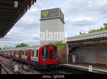 Grenfell Tower - Grenfell sempre nei nostri cuori, visto dalla stazione della metropolitana di Latimer Road, Notting Hill, North Kensington, LBKC, Londra, Inghilterra, Regno Unito Foto Stock