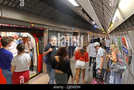 Piattaforma trafficata, sulla stazione della metropolitana di Westminster, Jubilee line, Central London, England, UK Foto Stock