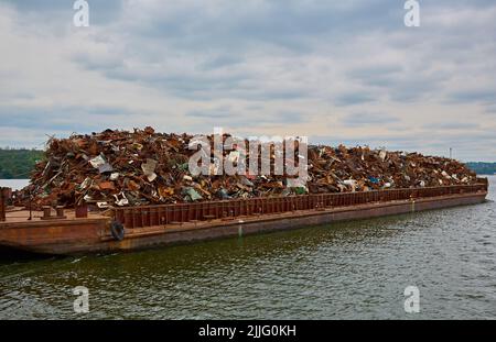 Industria dei trasporti. La chiatta della nave trasporta rottami di metallo e sabbia con ghiaia Foto Stock