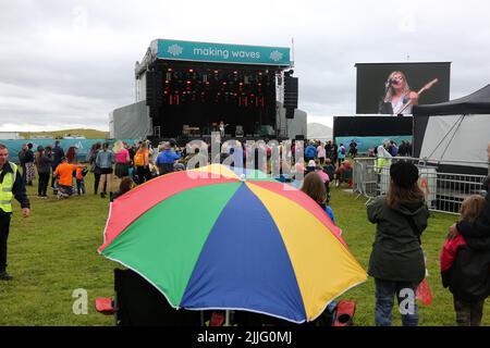 Irvine, Ayrshire, Scozia, Regno Unito. Il primo concerto inaugral che si tiene a Irvine Beach Park. Vista generale dello show Ground all'inizio del festival Foto Stock