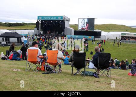 Irvine, Ayrshire, Scozia, Regno Unito. Il primo concerto inaugral che si tiene a Irvine Beach Park. Ampia vista di Sho sono come festival inizia con l'artista Nerine Pallot esecuzione Foto Stock