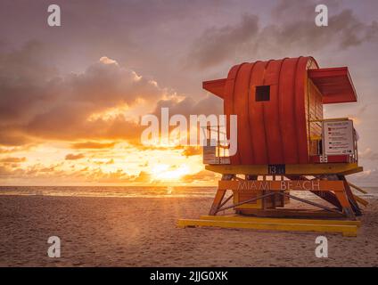13th Street Lifeguard Tower a Miami Beach durante l'alba Foto Stock