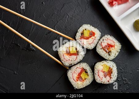 Un'ottima dose di sushi roll Foto Stock