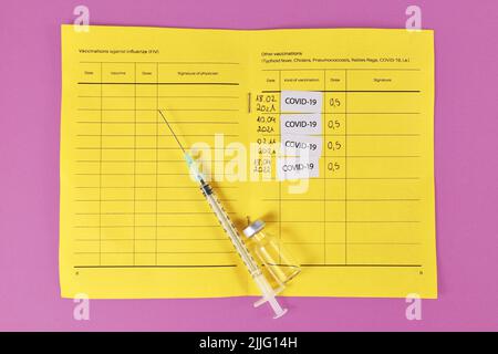 Concetto per la vaccinazione di richiamo del virus Corona che mostra il passaporto del vaccino con 4 entrate Foto Stock