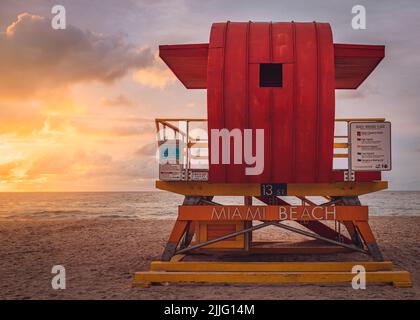 13th Street Lifeguard Tower a Miami Beach durante l'alba Foto Stock