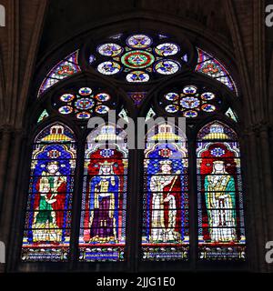 Parigi, Francia - 15 giugno 2019: Vetrate colorate nella Basilica di Saint-Denis vicino Parigi, Francia Foto Stock