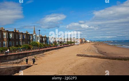 Portobello, Edimburgo Scozia, Regno Unito. 26th luglio 2022. Mattinata soleggiata e calda al mare tranquillo dal Firth of Forth, temperatura di 18 gradi centigradi per coloro che fuori per fare esercizio sulla spiaggia o sul lungomare. Nella foto: Poche persone sul lungomare e sulla spiaggia di sabbia. Foto Stock