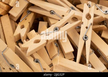 Den Helder, Paesi Bassi. Luglio 2022. Appendiabiti isolati in legno. . Foto di alta qualità. Primo piano. Foto Stock