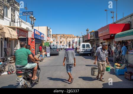 La vista lungo Avenue Habib Bourguiba verso l'Anfiteatro romano di El Jem a El Jem, Tunisia. Foto Stock