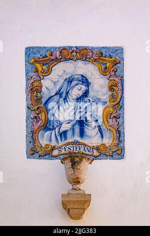 Murale della Santa sta Estefania fatto di 42 piastrelle di ceramica dipinte chiamate azulejos su una parete di casa, Obidos, Portogallo Foto Stock