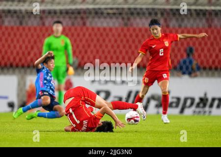 Kashima, Giappone. 26th luglio 2022. Wang Shanshan della Cina cade sopra durante un EAFF 2022 (Federazione di calcio dell'Asia orientale) e-1 la partita delle donne del campionato di calcio contro il Giappone allo stadio di calcio di Kashima nella città di Kashima nella prefettura di Ibaraki, Giappone, 26 luglio 2022. Credit: Zhang Xiaoyu/Xinhua/Alamy Live News Foto Stock