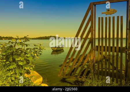 Una scena pittoresca al lago Große Plön a Plön. Colori caldi ed elementi marittimi completano il quadro marittimo. Foto Stock