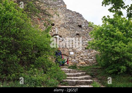 DURNSTEIN, AUSTRIA - 13 MAGGIO 2019: Questo è l'ingresso alle rovine del leggendario castello di Dürnstein nella valle di Wachau. Foto Stock