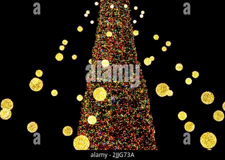 Bell'albero di Natale e albero di Capodanno decorato multicolore ghirlande e luci di notte. Albero di Natale con luci lampeggianti. Capodanno e Natale Foto Stock