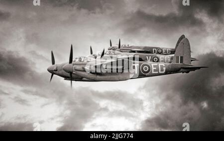 Tre De Havilland Mosquito FB Mark VI Serie 2s di No. 487 Squadron RNZAF con base a Hunsdon, Hertfordshire, volando in stretta formazione a tribordo echelon, con bombe MC da 500-lb su montato su carri sotto ala. La "Wooden Wonder" o "ossie" era un aereo da combattimento multirole inglese a doppio ingegno, con ali a spalla, introdotto durante la seconda guerra mondiale. Inusuale in quanto il suo telaio è stato costruito per lo più di legno. Foto Stock