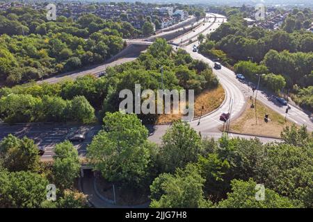 Vista aerea della rotonda dei lavori d'acqua al sole del mattino guardando verso est lungo la A406 in Woodford. Londra Foto Stock