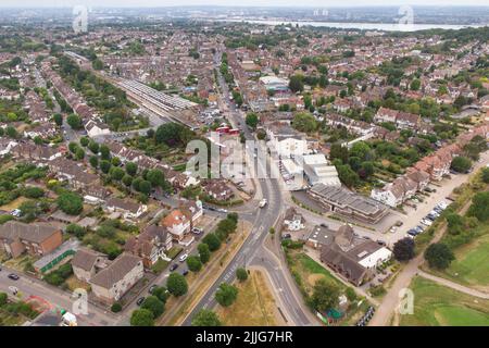 Vista aerea dei treni Overground di Londra alla stazione di Chingford. Vista grandangolare su tutto Chingford. Londra Foto Stock