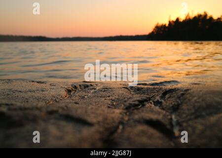 Lago MEIKO in MEIKO area ricreativa all'aperto a Kirkkonummi, Finlandia, mentre il sole è tramontato Foto Stock