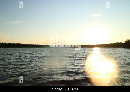 Lago MEIKO in MEIKO area ricreativa all'aperto a Kirkkonummi, Finlandia, quando il sole comincia a tramontare Foto Stock
