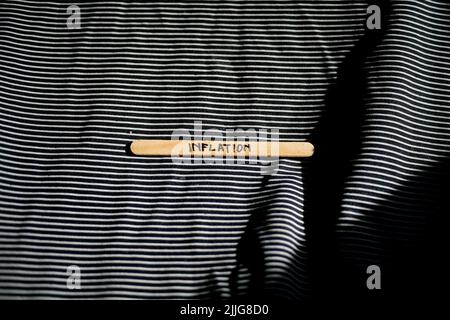 Parola di inflazione su un bastone di gelato di legno Foto Stock