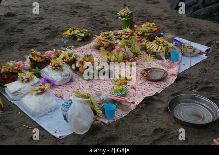 Sesajen o banten canang è offerte fatte da foglie giovani di cocco e cibo per la preghiera rituale indù Foto Stock