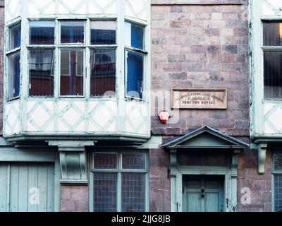 Casa storica con il John Gwynne James Memorial Casa per le infermiere tablet in Bridge Street Hereford Herefordshire Inghilterra Foto Stock