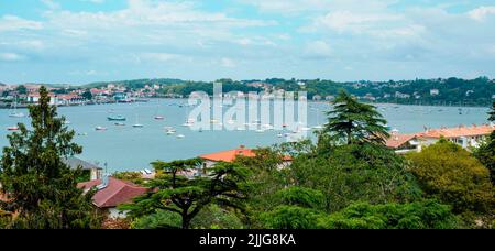 Il fiume Bidassoa visto da Hondarribia, Spagna, e Hendaye, Francia, nell'altro lato del fiume, il confine tra i due paesi in questo sono Foto Stock