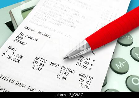 Einkauf und Mehrwertsteuer mit Rechner und roter Kugelschreiber Foto Stock