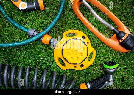 attrezzatura per irrigazione di prati e giardini. spruzzatori e ugelli su sfondo di erba. vista dall'alto Foto Stock