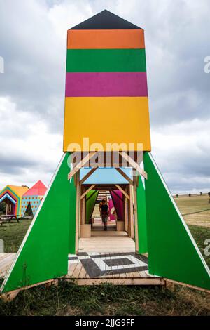 Warwickshire, Inghilterra. 26.07.2022 The Village,Old Town meadowLocal Community X Morag Myerscough.The Warwickshire Art Gallery ospita la prima indagine su larga scala del lavoro di artisti e scrittori scozzesi che si estende per quattro decenni. Fino al 2 ottobre Paul Quezada-Neiman/Alamy Live News Foto Stock