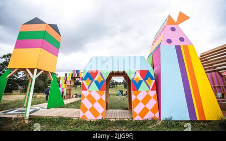 Warwickshire, Inghilterra. 26.07.2022 The Village,Old Town meadowLocal Community X Morag Myerscough.The Warwickshire Art Gallery ospita la prima indagine su larga scala del lavoro di artisti e scrittori scozzesi che si estende per quattro decenni. Fino al 2 ottobre Paul Quezada-Neiman/Alamy Live News Foto Stock