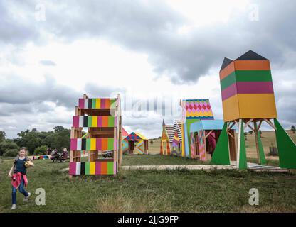 Warwickshire, Inghilterra. 26.07.2022 The Village,Old Town meadowLocal Community X Morag Myerscough.The Warwickshire Art Gallery ospita la prima indagine su larga scala del lavoro di artisti e scrittori scozzesi che si estende per quattro decenni. Fino al 2 ottobre Paul Quezada-Neiman/Alamy Live News Foto Stock