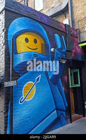 Blue Lego spaceman art graffiti in Manette Street, Soho, Londra, Inghilterra, Regno Unito, W1D 4JB Foto Stock