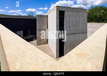 Padiglione delle conferenze dell'architetto Tadao Ando (primo edificio di Andos fuori dal Giappone), Vitra Campus a Weil am Rhein, Germania. Foto Stock