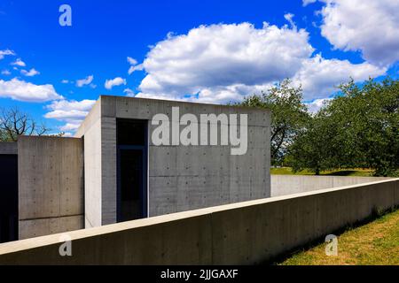 Padiglione delle conferenze dell'architetto Tadao Ando (primo edificio di Andos fuori dal Giappone), Vitra Campus a Weil am Rhein, Germania. Foto Stock