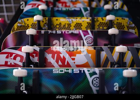 Molti surfskate appesi sulla parete del negozio dello skateboard. Molti colori vivaci. Foto Stock