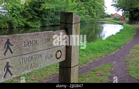 Cartello per escursionisti sul canale Bridgewater, Grappenhall Village, Warrington, Cheshire - Lymm 3miles, Stockton Heath 1,75miles sul sentiero di alzaia Foto Stock