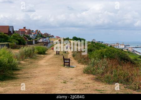 Herne Bay, Kent, UK: L'erba gialla simboleggia la mancanza di precipitazioni nel luglio 2022, provvisoriamente la più secca dal 1911 secondo il MET Office. Foto Stock