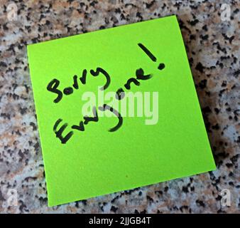 Green Post-it, con le parole 'Scusate tutti' scritte su di loro Foto Stock