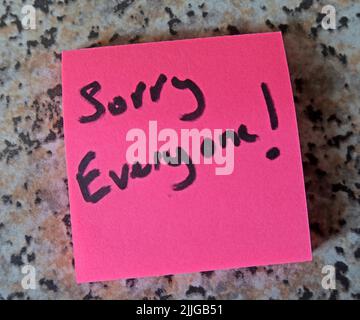 Pink Post-it, con le parole 'Scusate tutti' scritte su di loro Foto Stock