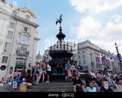 Londra, Grande Londra, Inghilterra, giugno 15 2022: Folle intorno alla Shaftesbury Memorial Fountain aka Eros in Piccadilly Circus. Foto Stock